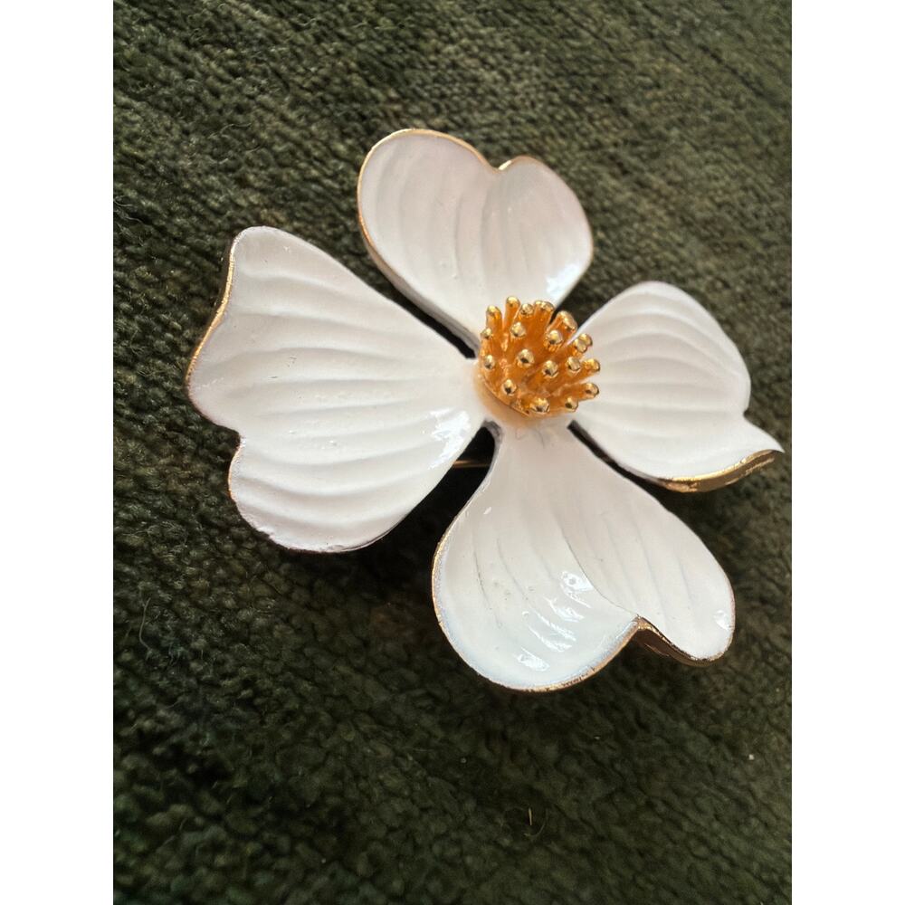 Vintage white and gold tone flower brooch - Picture 3 of 4